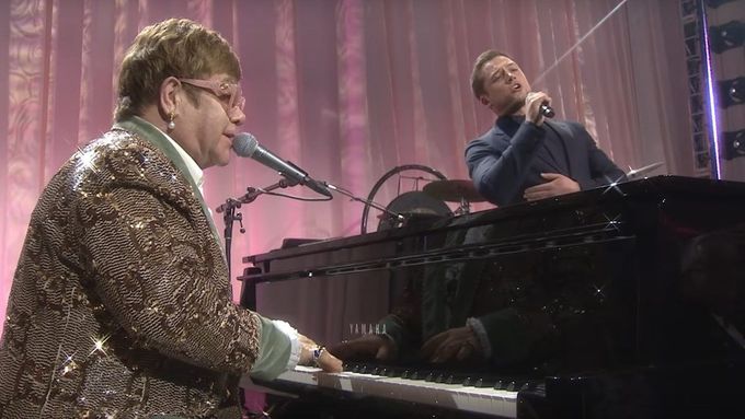 Elton John nedávno vystoupil s Taronem Egertonem, který ho hraje ve filmu Rocketman.