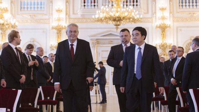 Prezident Miloš Zeman a předseda představenstva Bank of China Tiana Guoli na slavnostním setkání ve Španělském sále Pražského hradu