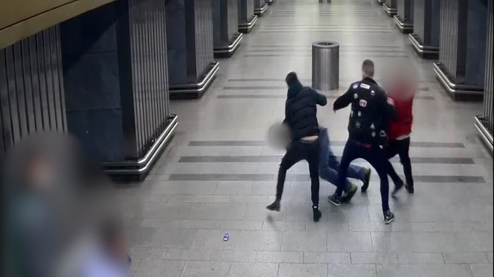 Kopance do hlavy v přesile. Policisté hledají svědky brutálního útoku v metru