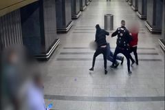 Kopance do hlavy v přesile. Policisté hledají svědky brutálního útoku v metru
