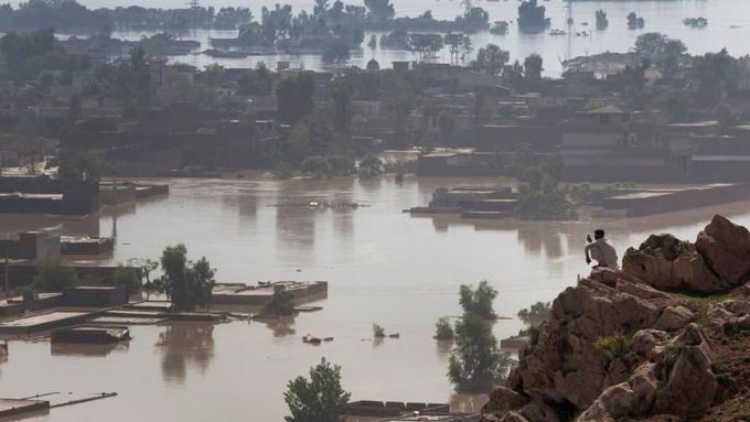 Ničivá povodeň zasáhla také sousední Pákistán