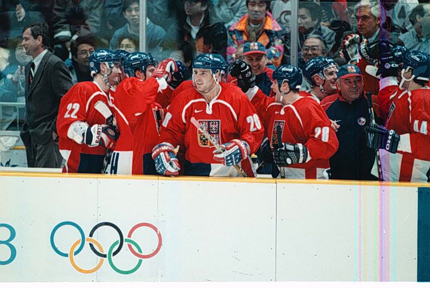 Archivní snímky z ZOH Nagano 1998 - hokej. Martin Ručínský a tým na střídačce