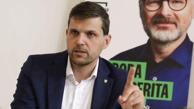 Aktuálně.cz zachytilo Alenu Schillerovou na mítinku ANO i reakci ministra Petra Hladíka. Oba bojují o voliče, které dělí názor na CHKO Soutok.