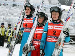 Trojice českých reprezentantek ve skocích na lyžích (zleva doprava) - Vladěna Pustková (16 let), Natálie Dejmková (12 let) a Lucie Míková (15 let).