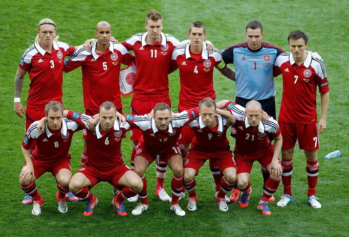 Dánský tým během utkání Dánska s Portugalskem ve skupině B na Euru 2012.