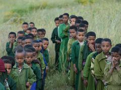 Děti se řadí na závěr vyučování do dvojstupu před jednou z neformálních škol asi 600 kilometrů severně od Addis Abeby
