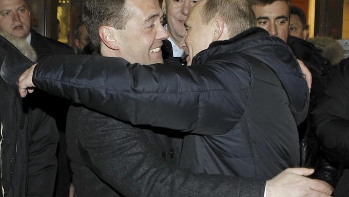 Přátelské objetí politiků po kremelské rošádě