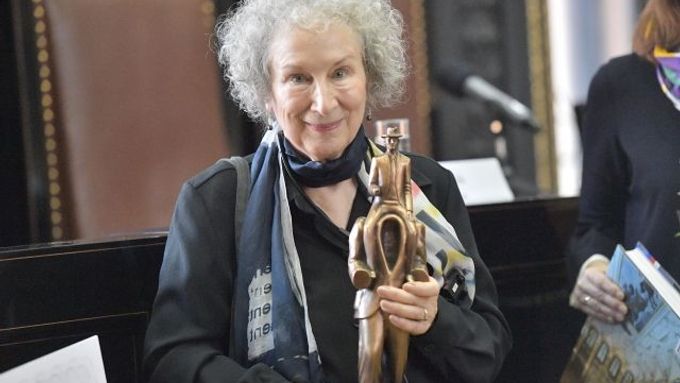 Margaret Atwoodová převzala Cenu Franze Kafky.