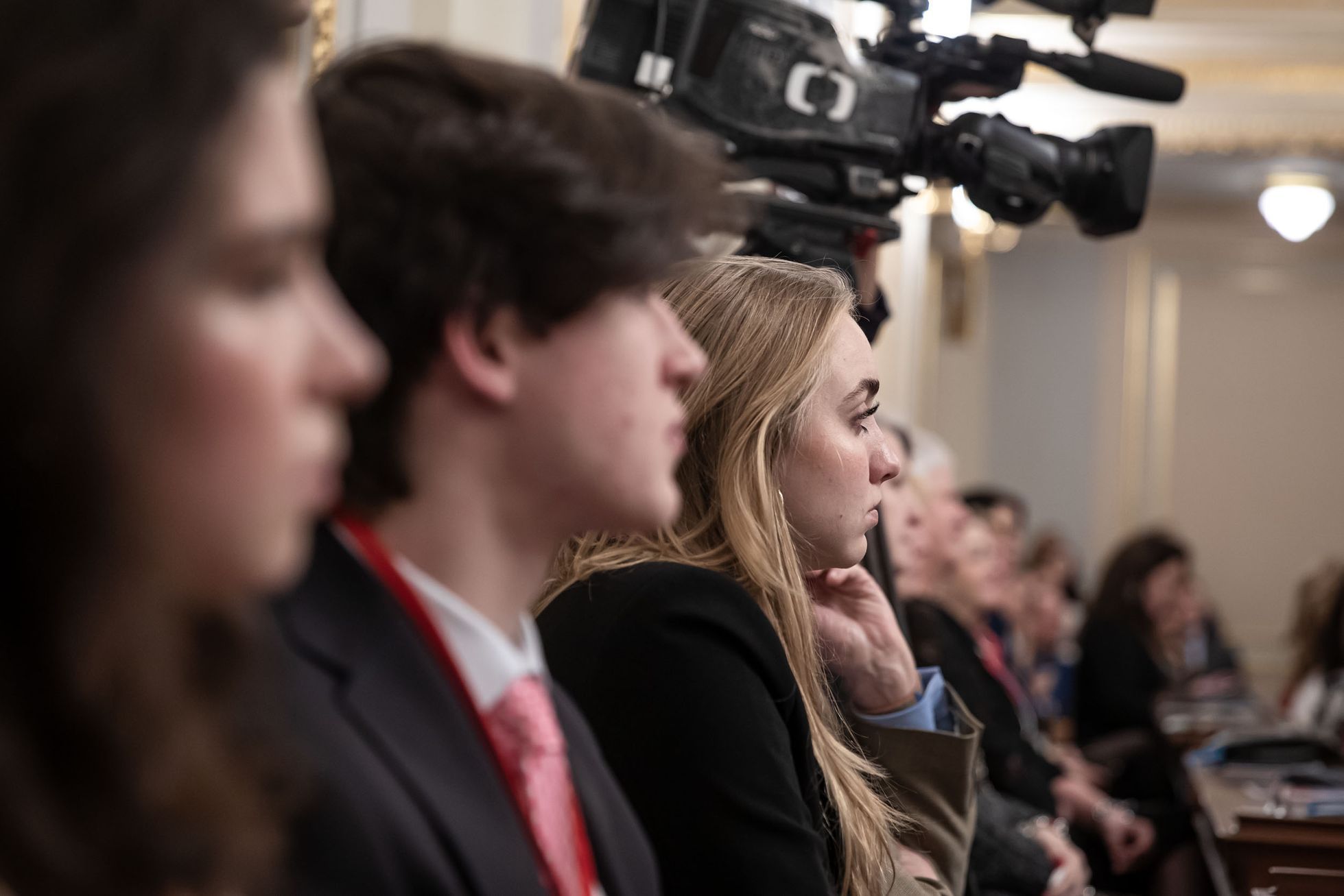 Opera v jednacím sále poslanecké sněmovny, zpívá Vojtěch Dyk a Simona Šaturová