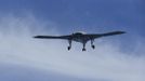 An X-47B pilot-less drone combat aircraft is launched for the first time off an aircraft carrier, the USS George H. W. Bush, in the Atlantic Ocean off the coast of Virginia, May 14, 2013. The U.S. Navy made aviation history on Tuesday by catapulting an unmanned jet off an aircraft carrier for the first time, testing a long-range, stealthy, bat-winged plane that represents a jump forward in drone technology. REUTERS/Jason Reed (UNITED STATES - Tags: MILITARY SCIENCE TECHNOLOGY) Published: Kvě. 14, 2013, 6:47 odp.