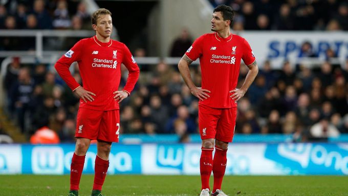 Zklamaní fotbalisté Liverpoolu Lucas Leiva a Dejan Lovren po porážce 0:2 v Newcastlu.
