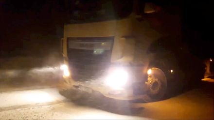 Jeseníky pohltila bílá tma. Kamiony na zasněžených silnicích neměly šanci