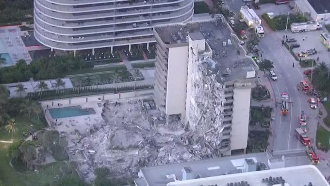 Záběry na zhroucenou budovu v Miami
