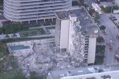 Část věžáku nedaleko Miami Beach se náhle zřítila. Neví se proč