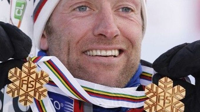 Vítěz závodu na 50 km klasickou technikou na MS v Sapporu Nor Odd-Björn Hjelmeset ukazuje své dvě medaile ze šampionátu.