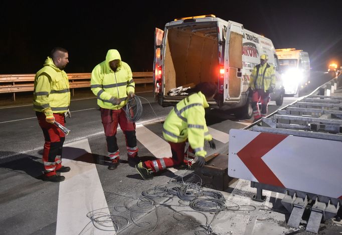 Silničáři odklízí dopravní značení na posledním zmodernizovaném úseku D1.