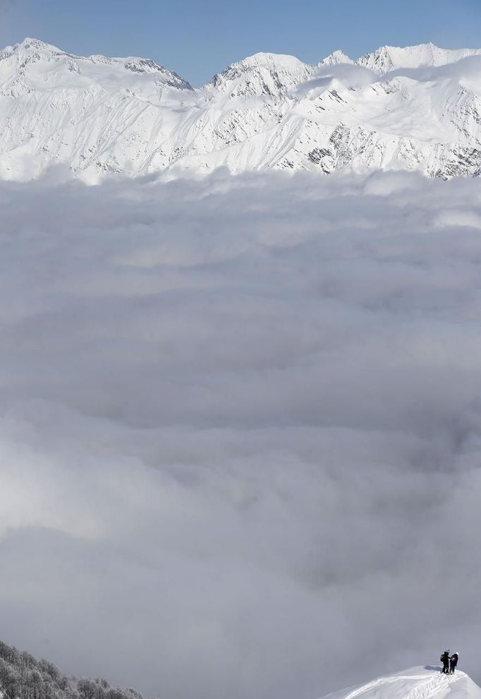 Two free skiers plan their route down from top of the mountain at the plateau of Rosa Khutor, a venue for the Sochi 2014 Winter Olympics near Sochi February 13, 2013. Although many complexes and venues in the Black Sea resort of Sochi mostly resemble building sites that are still under construction, there is nothing to suggest any concern over readiness. Construction will be completed by August 2013 according to organizers. The Sochi 2014 Winter Olympics opens on February 7, 2014. REUTERS/Kai Pfaffenbach (RUSSIA - Tags: CITYSCAPE BUSINESS CONSTRUCTION ENVIRONMENT SPORT OLYMPICS) Published: Úno. 13, 2013, 11:05 dop.