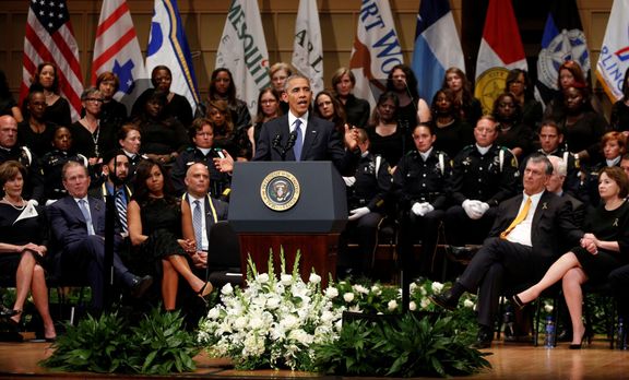 Americký prezident Barack Obama uctil památku policistů v Dallasu.