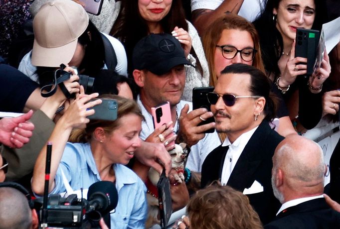 Johnny Depp se zdraví s diváky.