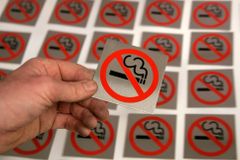 V USA zemřel první člověk na nemoc způsobenou kouřením e-cigaret