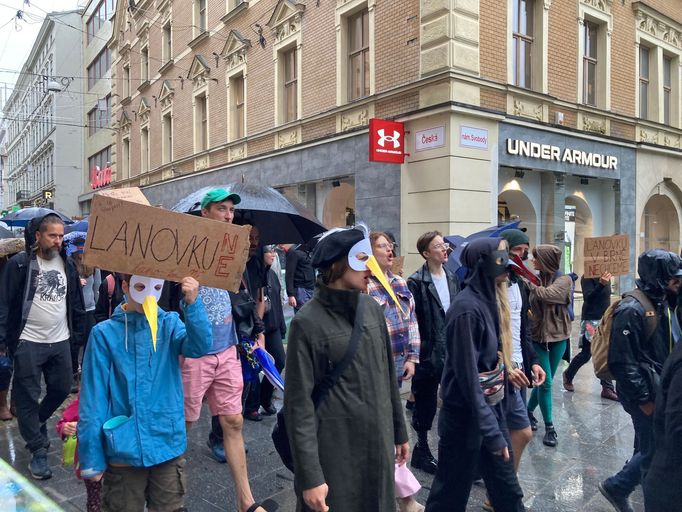 Fotografie z protestu proti chystané lanovce na brněnský kampus