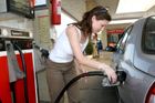 Léto přišlo předčasně: za benzin se platí 30 korun