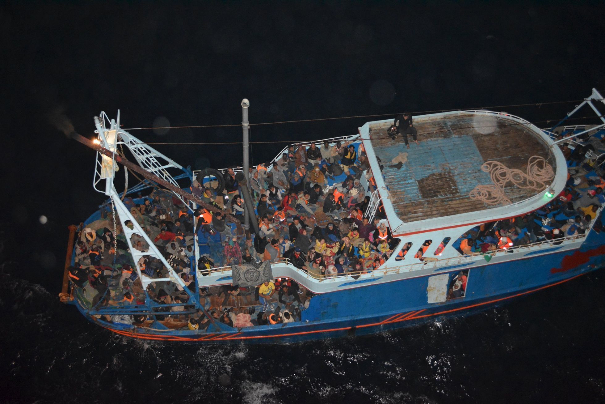 Uprchlíci - nákladní loď - Středozemní moře - CS Caprice