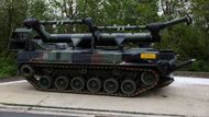 Továrna bude stát v přepočtu 4,8 miliardy korun a ročně vyrobí až 400 tanků. Montovat se tu budou i nová bojová vozidla, obrněná auta a tanky Panther, stojí na stránkách Rheinmetallu. Na snímku je odminovávací tank Keiler.