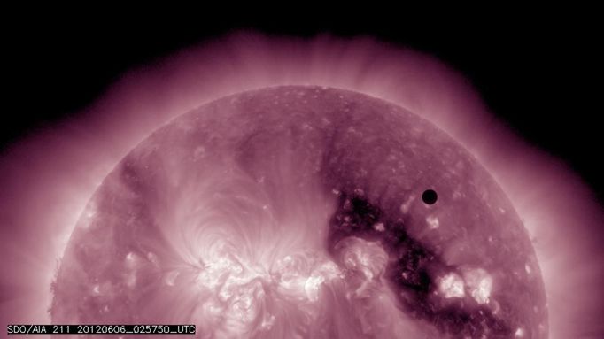 Handout image courtesy of NASA shows the planet Venus transiting the Sun, June 5, 2012. One of the rarest astronomical events occurs on Tuesday and Wednesday when Venus passes directly between the sun and Earth, a transit that won't occur again until 2117. REUTERS/NASA/AIA/Solar Dynamics Observatory/Handout (UNITED STATES - Tags: ENVIRONMENT SCIENCE TECHNOLOGY) FOR EDITORIAL USE ONLY. NOT FOR SALE FOR MARKETING OR ADVERTISING CAMPAIGNS. THIS IMAGE HAS BEEN SUPPLIED BY A THIRD PARTY. IT IS DISTRIBUTED, EXACTLY AS RECEIVED BY REUTERS, AS A SERVICE TO CLIENTS Published: Čer. 6, 2012, 3:10 dop.