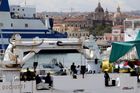 Z lodě kotvící u Itálie vystoupilo dalších 16 migrantů, mají podezření na tuberkulózu