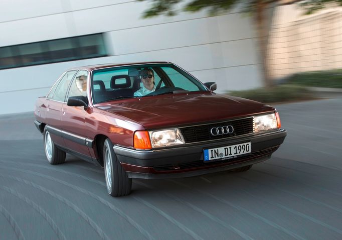 Audi 100 bylo prvním vozem, ve kterém byl v koncernu Volkswagen použit motor TDI.