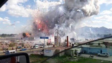 Tržiště s  pyrotechnikou zmizelo. Zničující explozi natočili z kolemjedoucího auta
