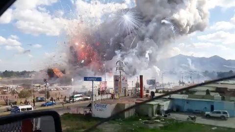 Tržiště s  pyrotechnikou zmizelo. Zničující explozi natočili z kolemjedoucího auta