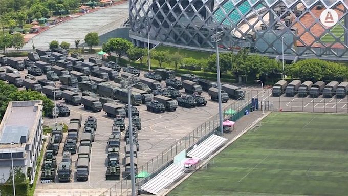 Desítky obrněných vozů u hranic s Hongkongem