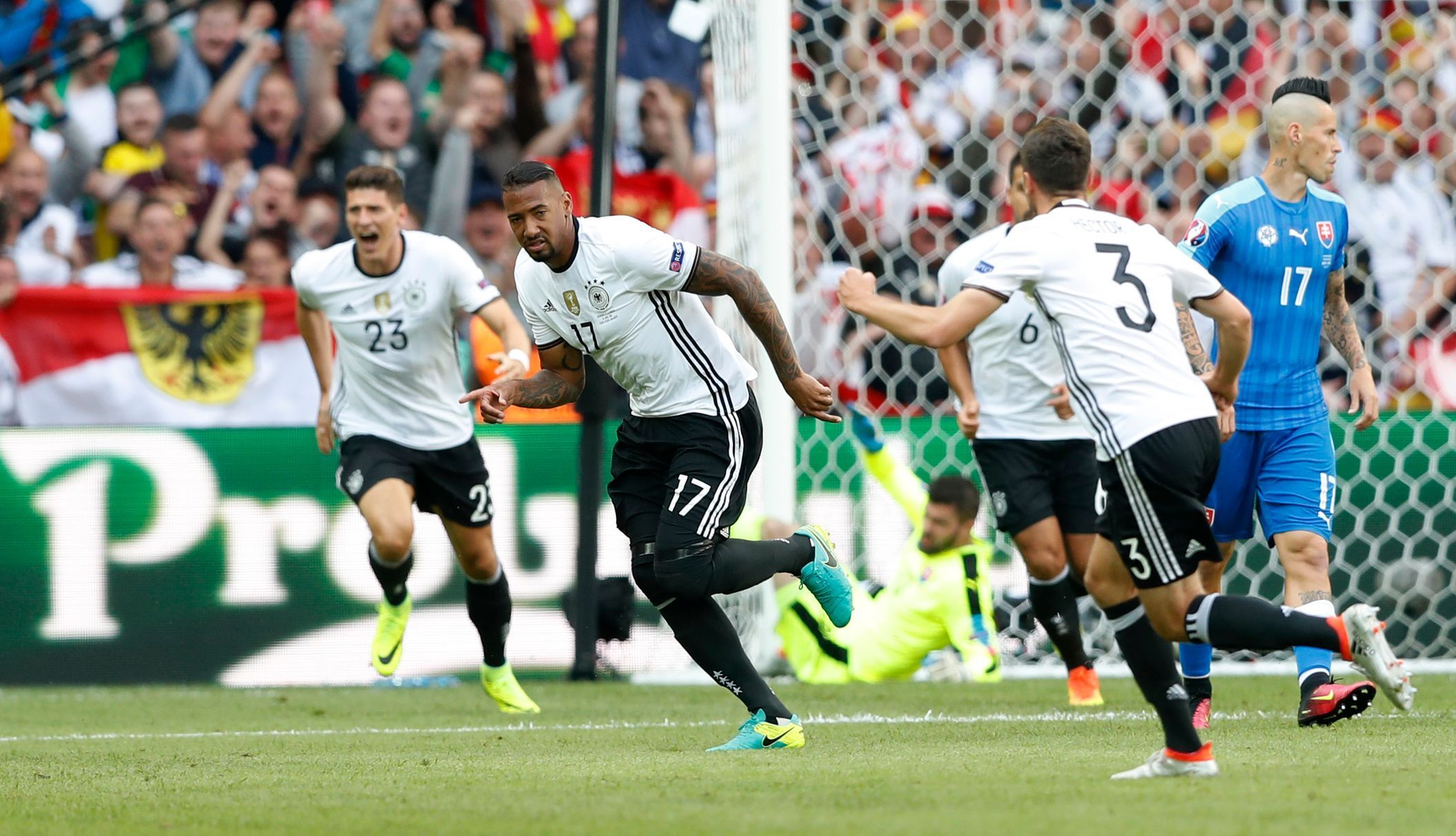 Euro 2016, Německo-Slovensko: Jerome Boateng  slaví gól na 1:0