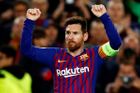 Messiho odpověď Ronaldovi: Panenkovský dloubák a podpis u čtyř gólů Barcelony
