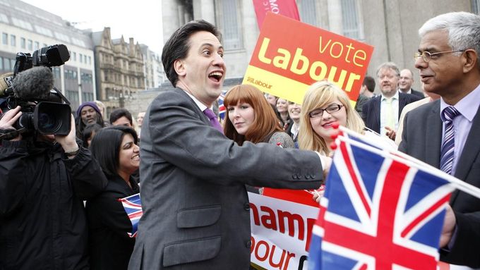 Šéf labouristů Ed Miliband slaví v Birminghamu velké volební vítězství nad konzervativci.