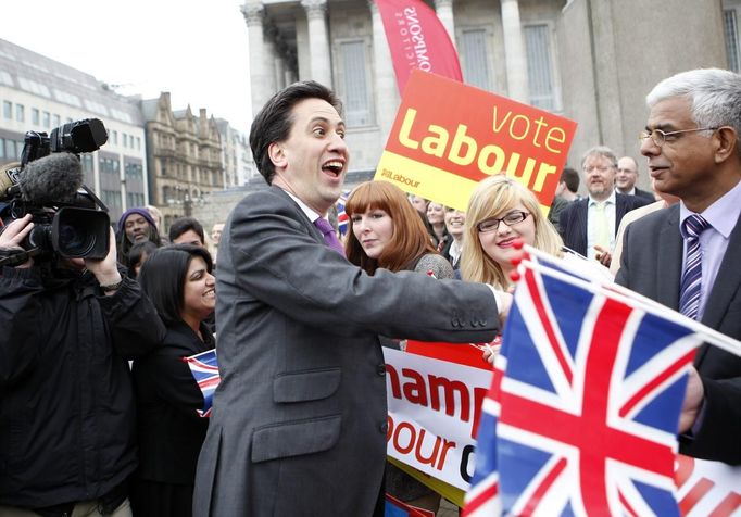 Šéf labouristů Ed Miliband slaví v Birminghamu velké volební vítězství nad konzervativci.