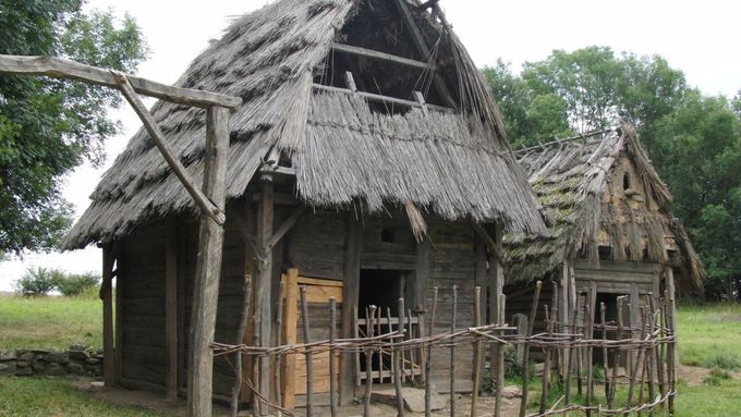 Rekonstrukcí středověké vesnice provází archeolog Bohumír Dragoun, věrně následován kozami a psem.