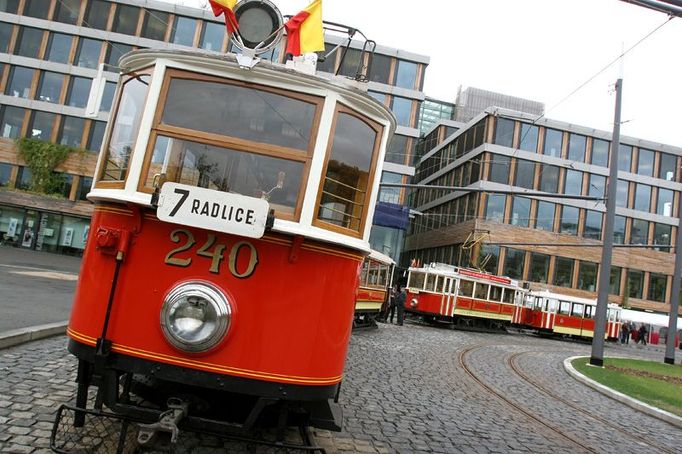 Na slavnostní otevření přijely na novou točnu před budovou ČSOB historické tramvaje z Muzea městské hromadné dopravy ve Střešovicích.