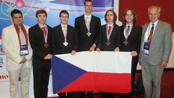 České reprezentace studentů na fyzikální olympiádě v Bangkoku