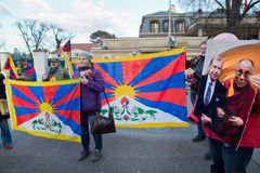 Vlajka pro Tibet se objevila na desítkách škol a radnic. Protestovalo se i před čínskou ambasádou