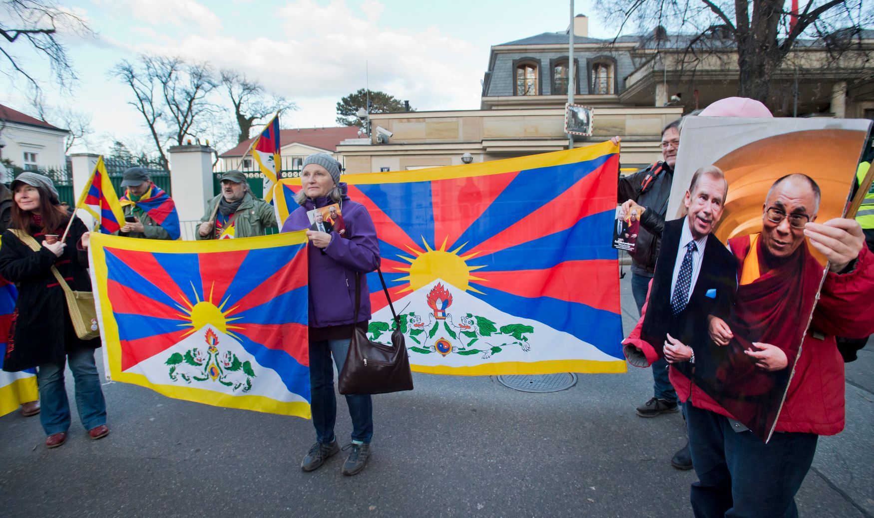 Vlajka pro Tibet, čínská ambasáda Dejvice