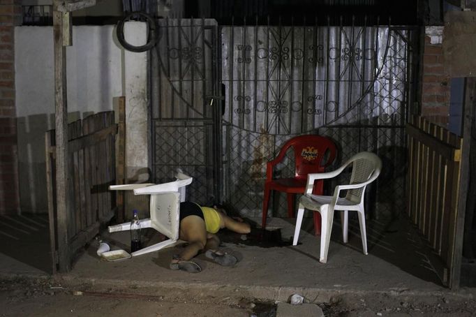 The dead body of a woman who was shot dead by two gunmen on a motorcycle is seen at a crime scene in San Pedro Sula March 20, 2013. San Pedro Sula, the country's second largest city after Tegucigalpa, has a homicide rate of 169 per 100,000 people and was named the world's most violent city for a second year in a row. Lax laws allow civilians to own up to five personal guns. Arms trafficking has flooded the country with nearly 70% illegal firearms. 83.4% of homicides are by firearms, compared to 60% in the United States. Picture taken March 20, 2013. REUTERS/Jorge Cabrera (HONDURAS - Tags: CRIME LAW CIVIL UNREST HEALTH) ATTENTION EDITORS: PICTURE 5 OF 39 FOR PACKAGE 'GUN CULTURE - HONDURAS' SEARCH 'HONDURAS GUN' FOR ALL IMAGES Published: Dub. 5, 2013, 11:14 dop.