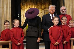 Jednota ve fialové. Trump nechal modrou doma, Melania si nasadila inkognito klobouk