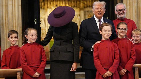 Jednota ve fialové. Trump nechal modrou doma, Melania si nasadila inkognito klobouk