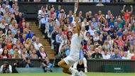 Švýcarský tenista Roger Federer se raduje z vítězství v utkání s Britem Andym Murraym ve finále Wimbledonu 2012.