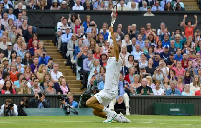 Švýcarský tenista Roger Federer se raduje z vítězství v utkání s Britem Andym Murraym ve finále Wimbledonu 2012.