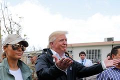 "Dáváte našemu rozpočtu pěkně zabrat". Trump na Portoriku kontroluje obnovu poničeného ostrova