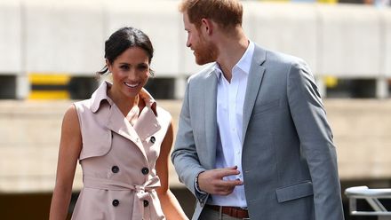 Meghan překvapila v trenčkotových šatech bez rukávů. Setkala se s vnučkou Nelsona Mandely